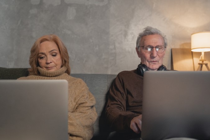 Senioren benutzen Laptop oder Computer